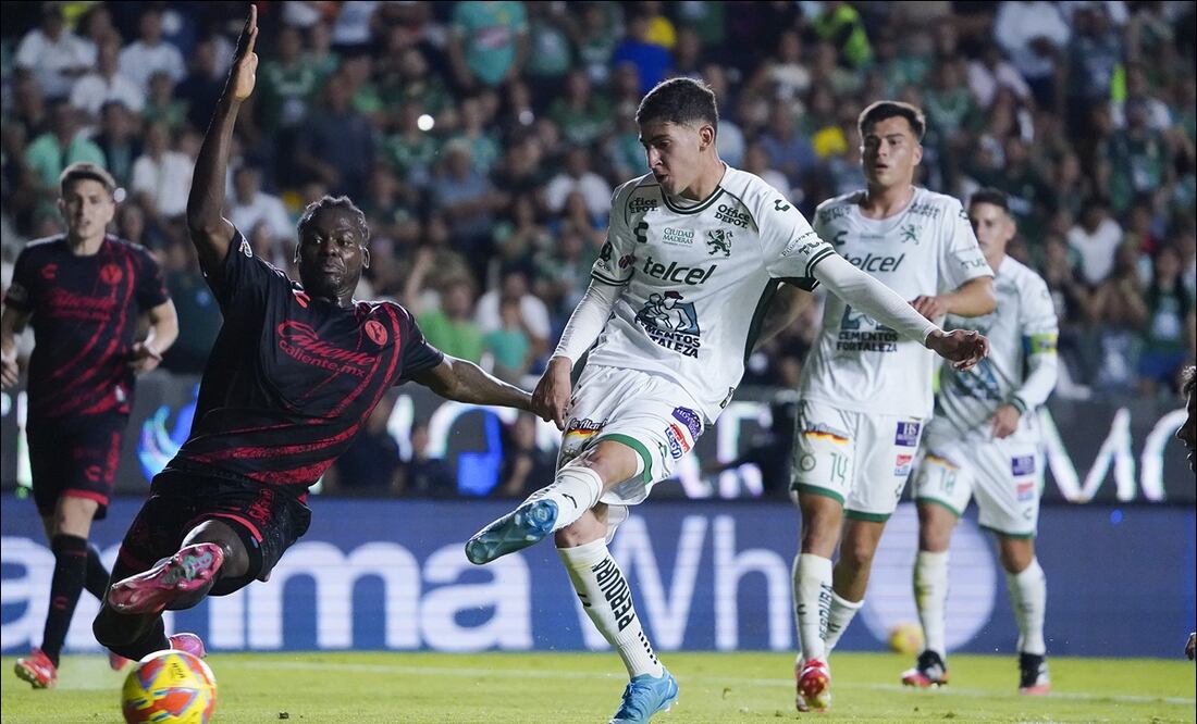 Ángel Estrada anota el primer gol de los Esmeraldas en su duelo ante los Xolos de la Jornada 10. FOTO: Imago7
