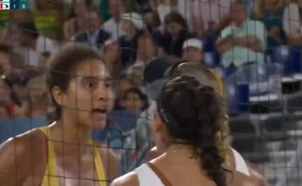 Final de voleibol de playa femenino se calienta y por poco llega a pelea
