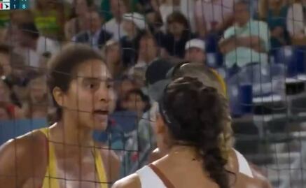 Final de voleibol de playa femenino se calienta y por poco llega a pelea