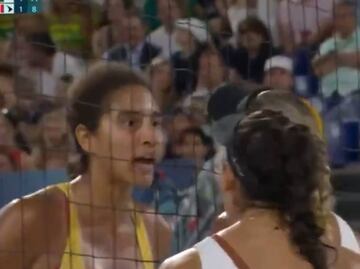 Final de voleibol de playa femenino se calienta y por poco llega a pelea