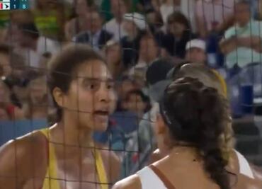 Final de voleibol de playa femenino se calienta y por poco llega a pelea