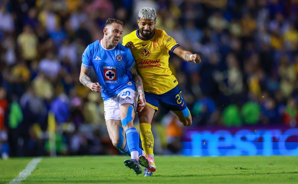 Rodolfo Rotondi y Rodrigo Aguirre peleando por el balón, durante la Semifinal de Ida del Apertura 2024 - Foto: Imago7