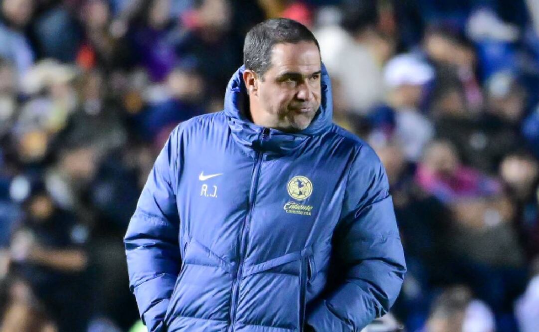 André Jardine observa el partido entre América y Rayados de la Jornada 14 del Apertura 2024. FOTO: Imago7