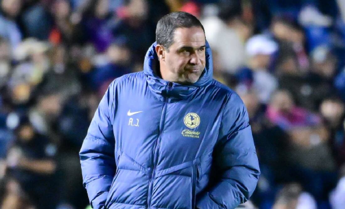 André Jardine observa el partido entre América y Rayados de la Jornada 14 del Apertura 2024. FOTO: Imago7