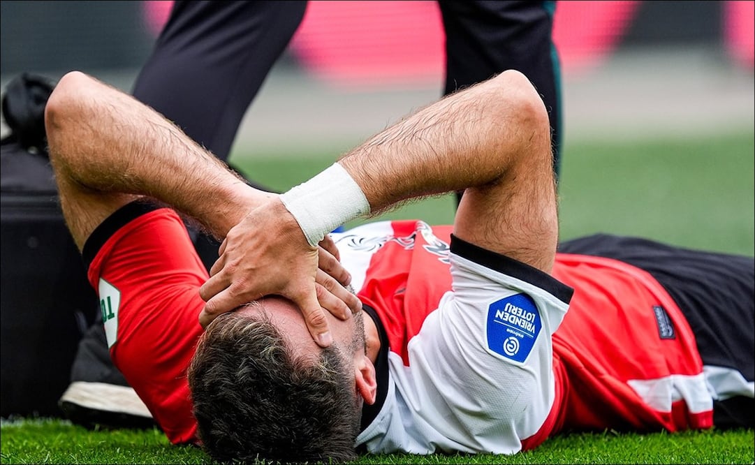 Santiago Giménez mandó emotivo recado luego de confirmarse su fuerte lesión / FOTO: @Santigim11