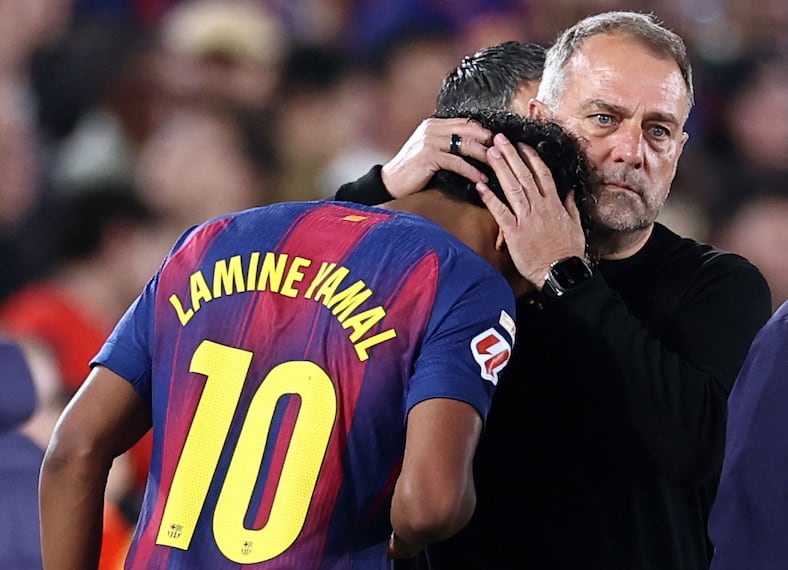 Hans-Dieter Flick y Lamine Yamal, durante un partido entre Barcelona y Celta de Vigo - Foto: AFP