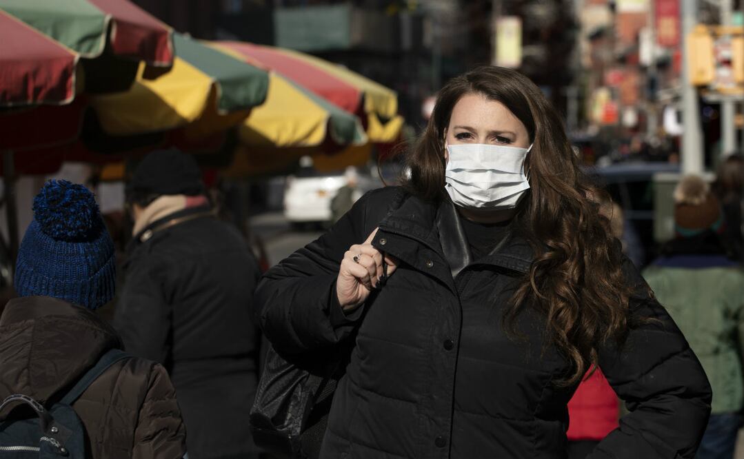 Mujer en las calles de Nueva York. Foto: AP Photo/Mark Lennihan