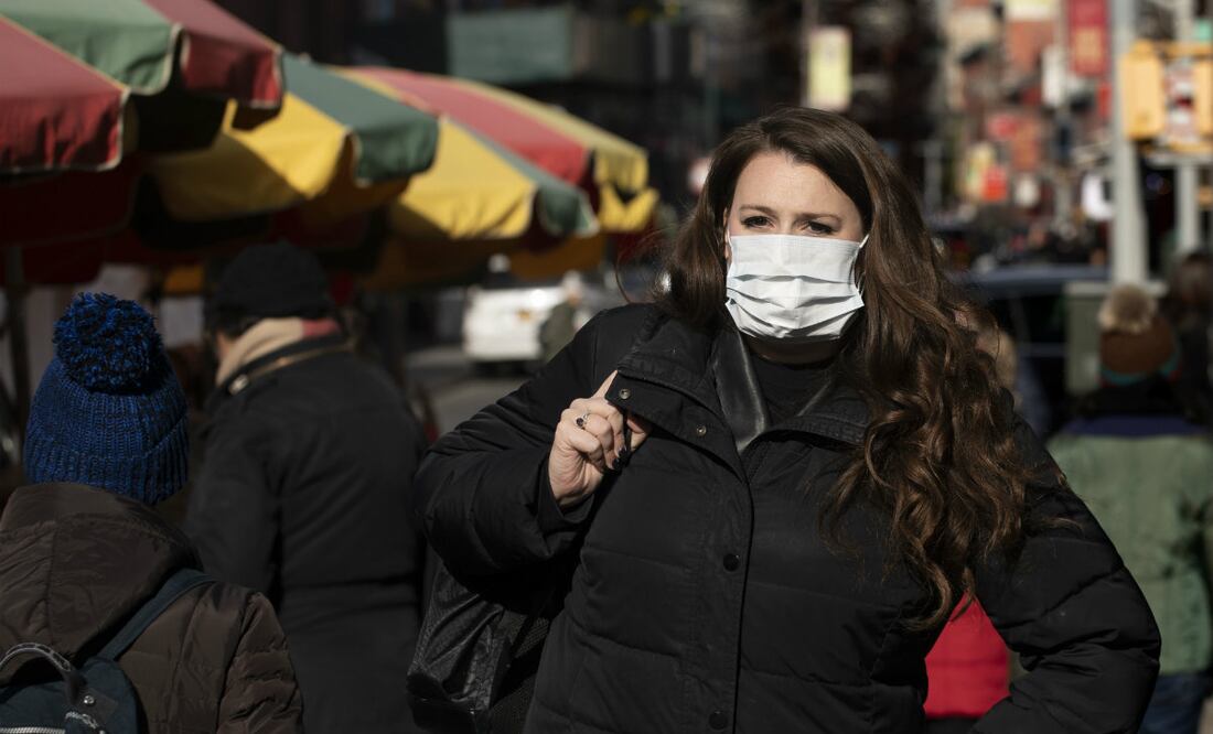 Mujer en las calles de Nueva York. Foto: AP Photo/Mark Lennihan