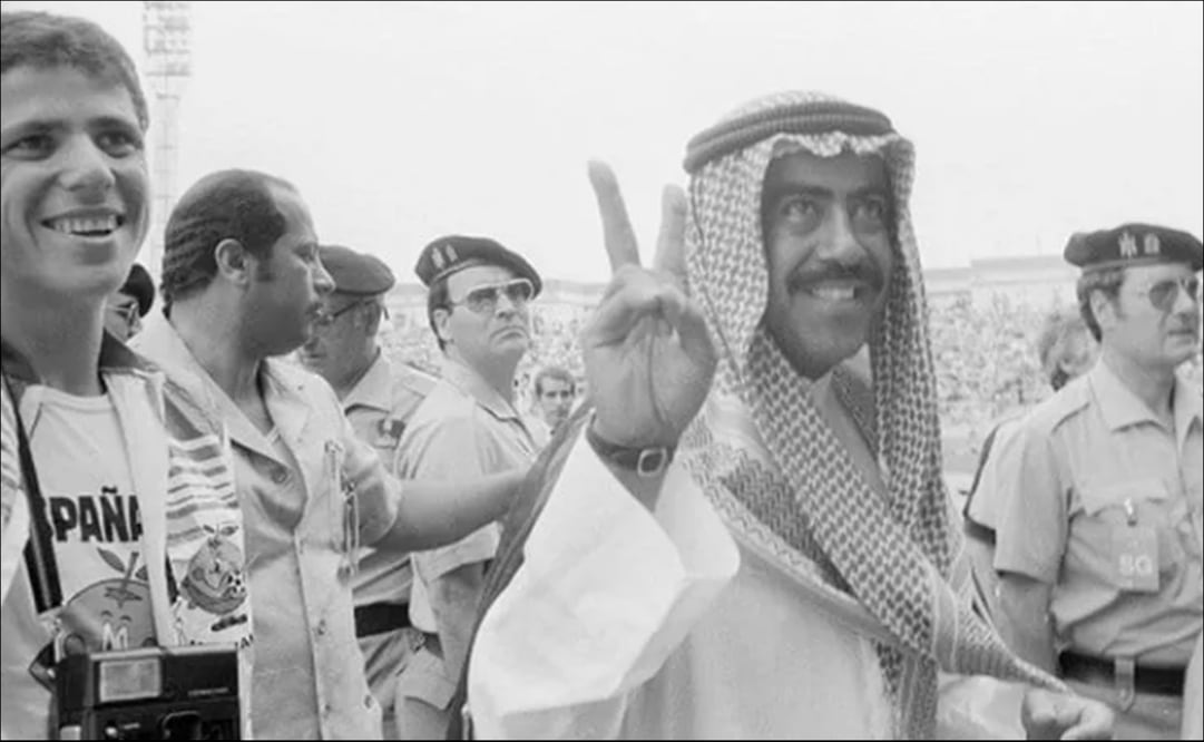El Jeque Fahid Al-Ahmad Al-Sabah, presidente de la federación kuwaití de futbol y hermano del Emir de aquel país, bajo al campo para anular un gol. FOTO: ESPECIAL