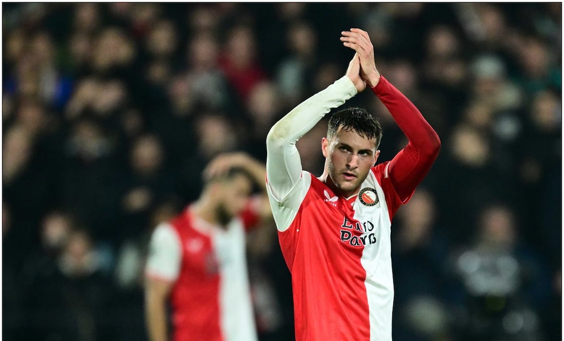 Santi Giménez en Champions League con el Feyenoord ante la Lazio / FOTO: EFE