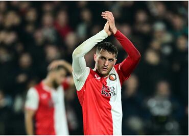 Santi Giménez liga su cuarto partido sin anotar, pero el Feyenoord sacó la victoria ante el AZ Alkmaar