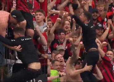 VIDEO: Xabi Alonso fue a festejar con los ultras del Bayer Leverkusen el campeonato de Bundesliga
