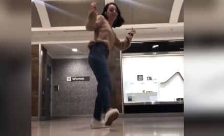 Chica se queda varada en aeropuerto y hace su baile viral