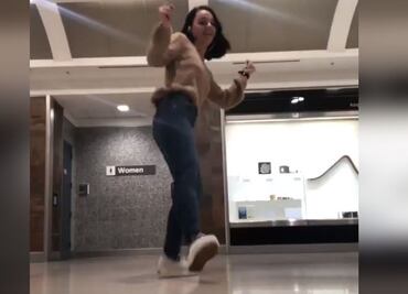 Chica se queda varada en aeropuerto y hace su baile viral