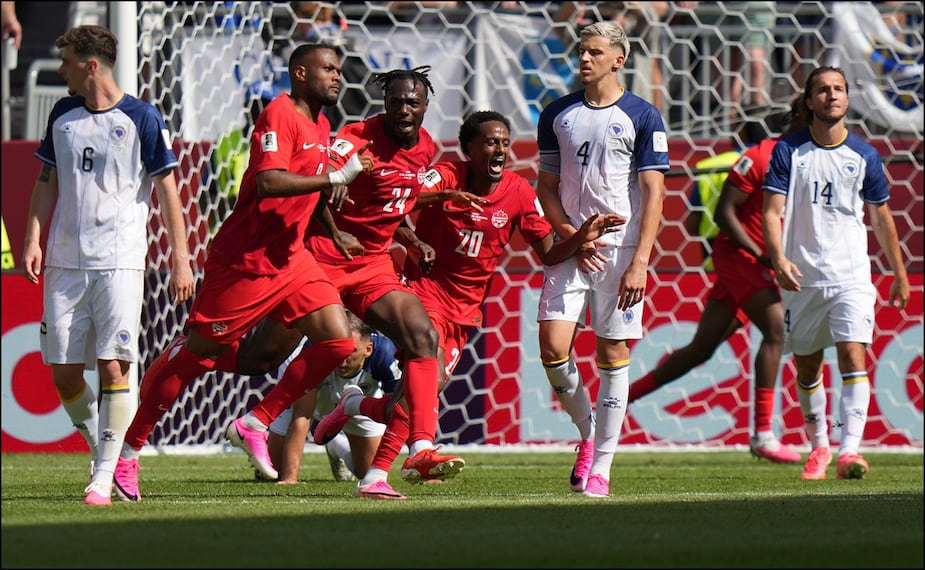 Cyle Larin, de Canadá, celebra con sus compañeros después de marcar ante Bosnia-Herzegovina en Toronto. FOTO: AP