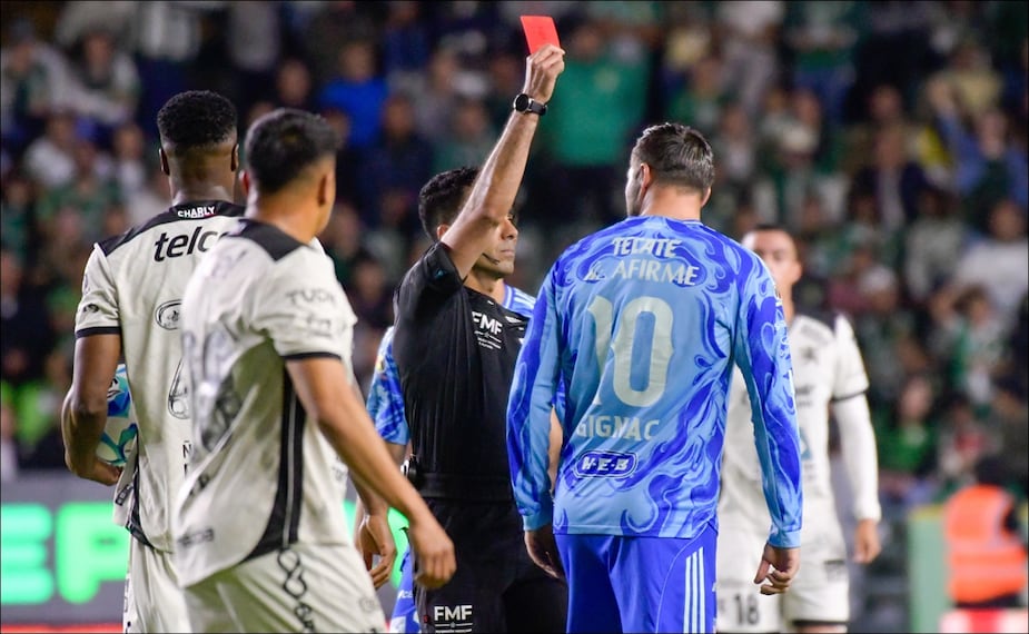 André-Pierre Gignac es expulsado por el árbitro Adonaí Escobedo, en el partido entre Tigres y León. FOTO: Imago7