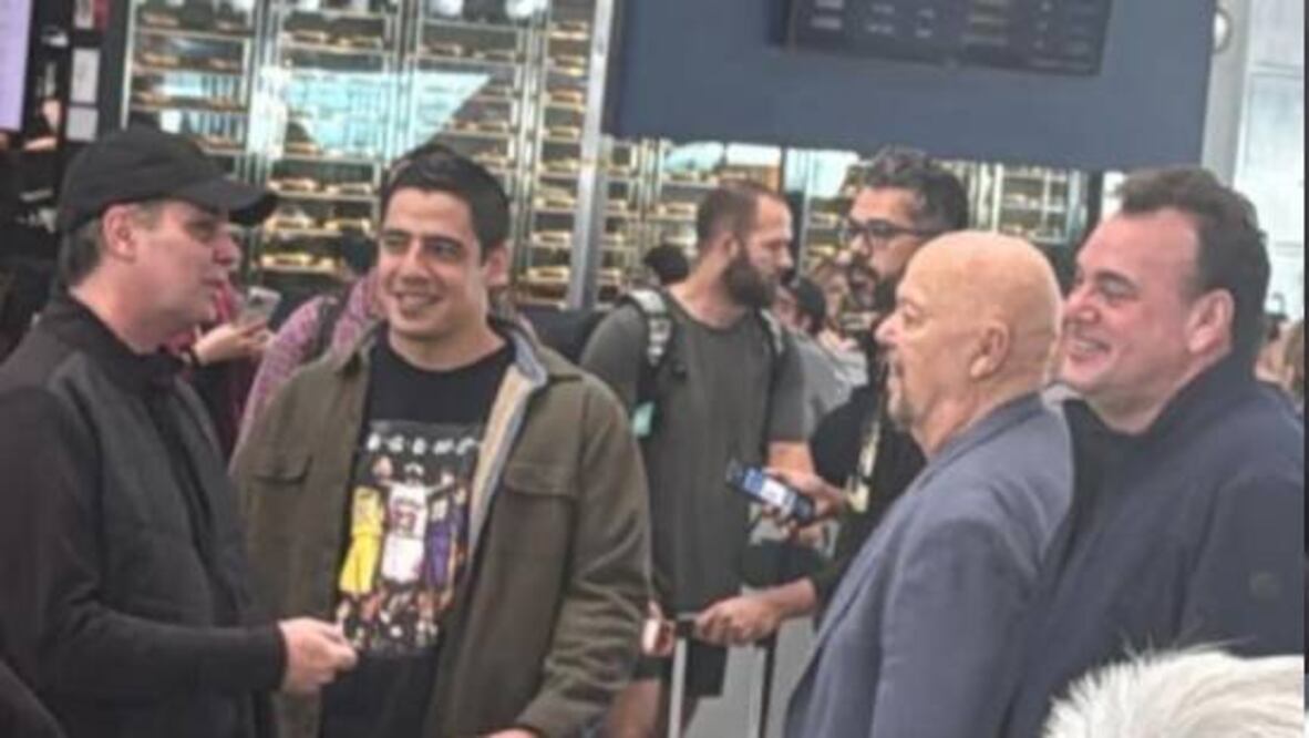 Christian Martinoli y Andrés Vaca fueron captados charlando en el aeropuerto. Foto: Especial