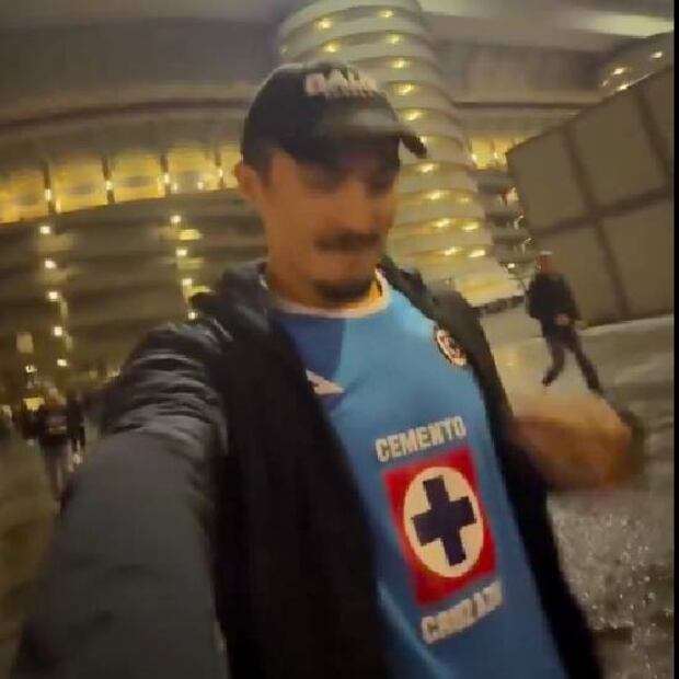 Jefferson Aboytes presumió su playera del Cruz Azul en el Estadio Giuseppe Meazza. Foto: Especial