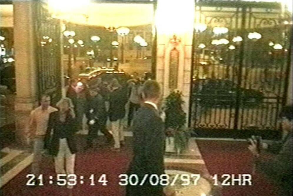 Imágenes del día anterior al accidente muestran la llegada de Dodi y Diana al Ritz. Se puede apreciar la presencia de los paparazzi detrás de las puertas del hotel. (Foto: AP)