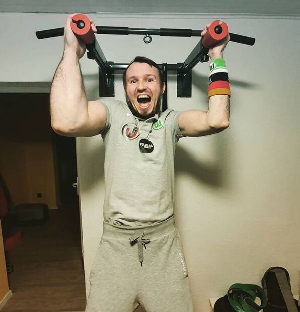 Una malformación en su brazo lo hizo el “Hellboy alemán” campeón de vencidas