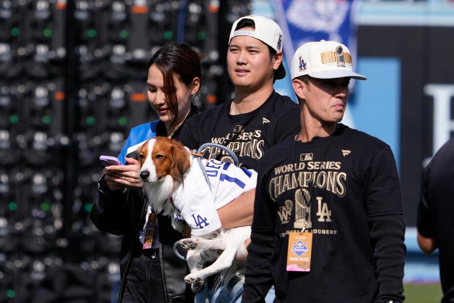 Shohei Ohtani de los Dodgers de Los Ángeles con su perro - Foto: AP