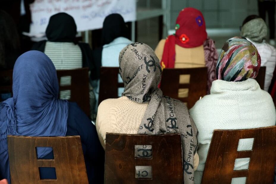 Talibanes prohíben a las mujeres de Afganistán realizar viajes largos