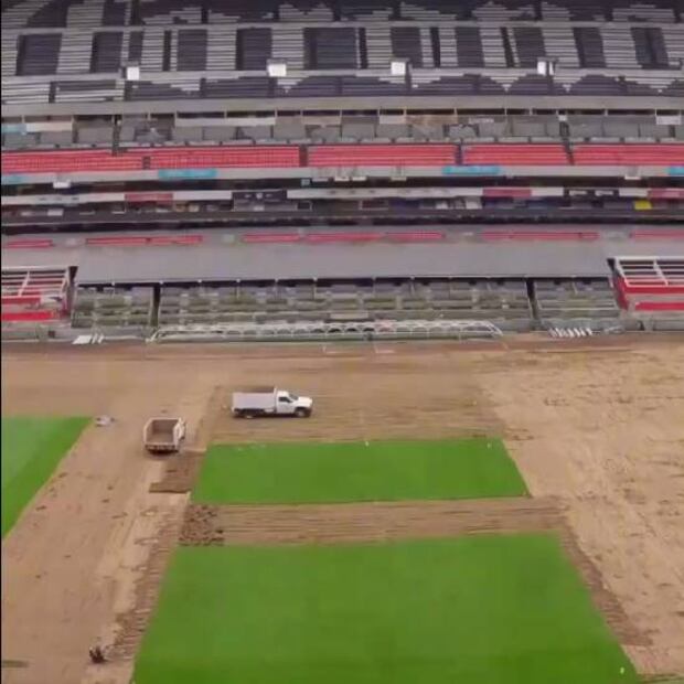 La cancha del Estadio Azteca se quedó sin pasto. Foto: Especial