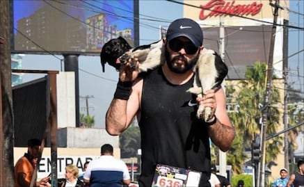 Atleta tijuanense es tundido por cargar a perrito atropellado y abandonarlo tras tomarse la foto