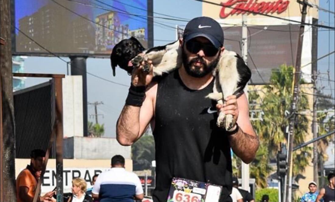 Carlos Morlett corrió con el perrito atropellado en sus hombros. FOTO: Captura