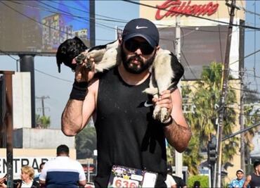 Atleta tijuanense es tundido por cargar a perrito atropellado y abandonarlo tras tomarse la foto
