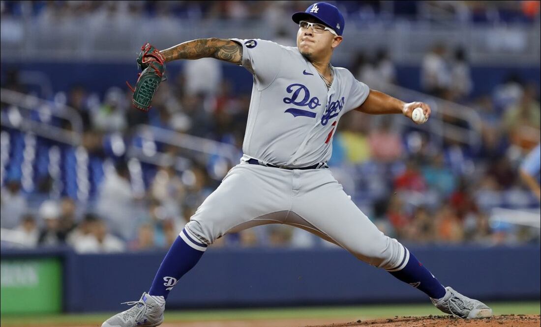 Julio Urías lanza desde el montículo en un juego de los Dodgers. FOTO: Especial