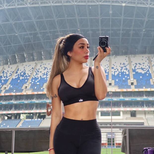 Ella es Jesica Sánchez, aficionada de Rayados, que ha cautivado a los usuarios de las redes sociales. FOTO: @jesicasanchezm
