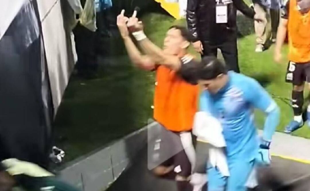 Chiquete Orozco dedicó esta seña obscena a los aficionados hondureños. Foto: Especial