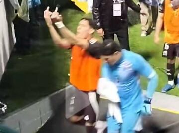 Chiquete Orozco le hizo una seña obscena a los aficionados de Honduras