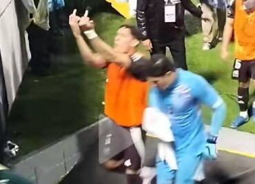 Chiquete Orozco le hizo una seña obscena a los aficionados de Honduras