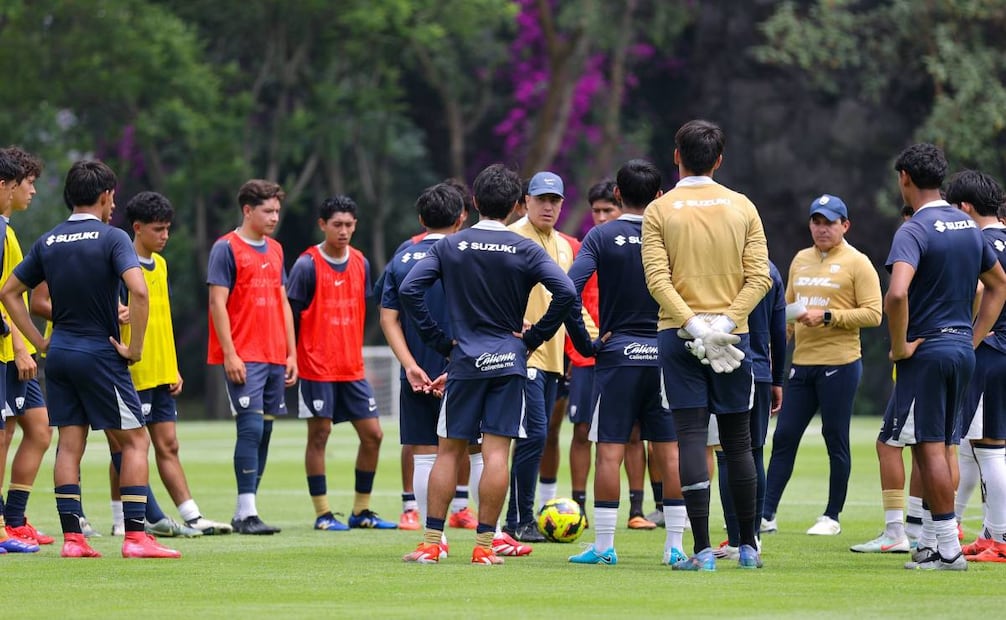 Efraín Álvarez y Pumas están en problemas al no poder fichar por una sanción de FIFA. Foto: Especial