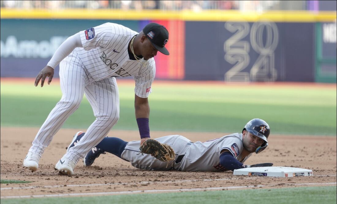 José Altuve, de Astros, regresa a tiempo a la primera almohadilla. FOTO: Carlos Mejía