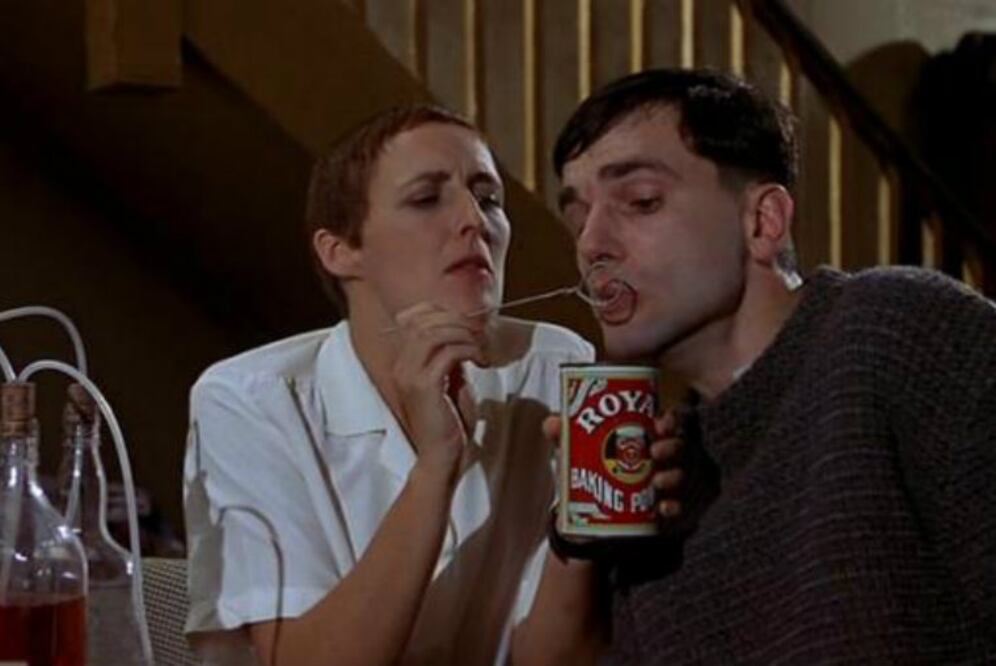 Para dar vida a Christy Brown, un artista con parálisis cerebral, el actor se mantuvo en silla de ruedas todo el rodaje y aprendió a poner un tocadiscos con los pies. (Foto: Ferndale Films/Granada Television)