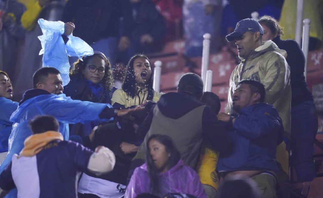 En el partido entre América y Pumas hubo violencia entre los aficionados en la tribuna. Foto: Imago7
