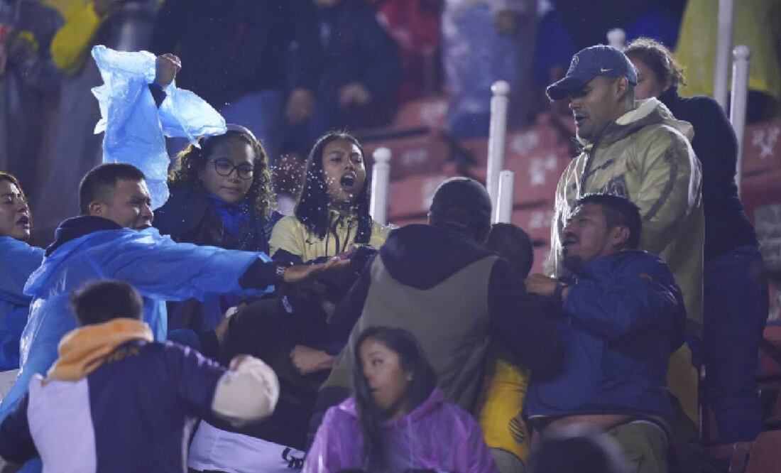 En el partido entre América y Pumas hubo violencia entre los aficionados en la tribuna. Foto: Imago7