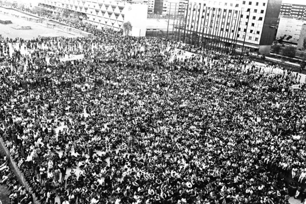 La plaza de las Tres Culturas lucía repleta durante el mítin convocado por los estudiantes. (El Universal)