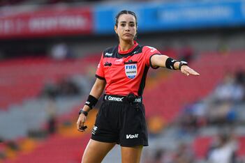 Katia Itzel García como árbitra central, durante la fase regular del Apertura 2026 de la Liga MX - Foto: Imago7