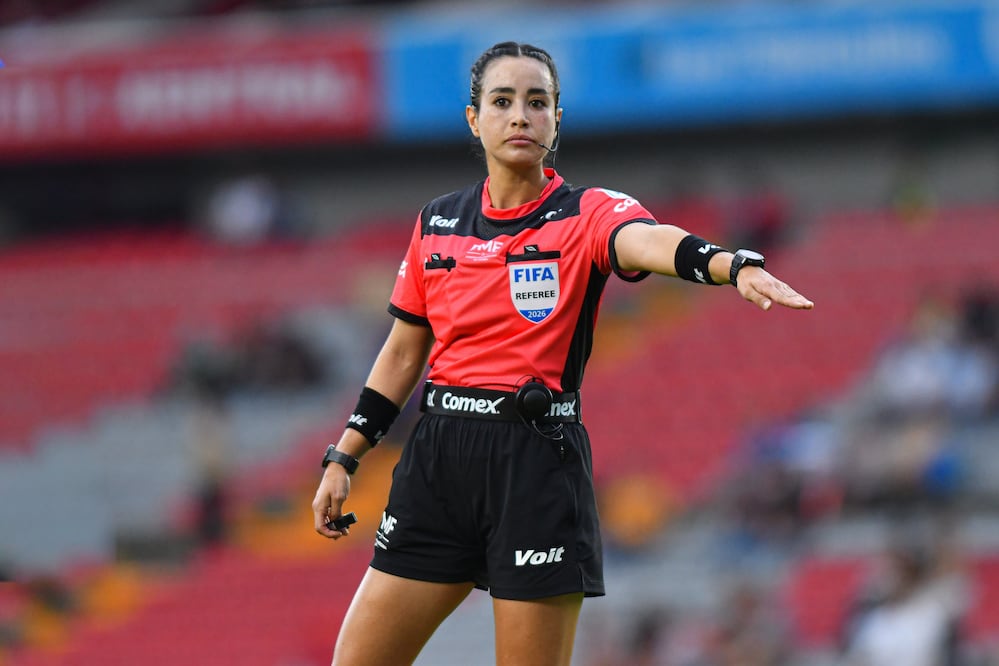 Katia Itzel García como árbitra central, durante la fase regular del Apertura 2026 de la Liga MX - Foto: Imago7