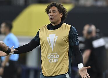 Con ofertas, pero sin equipo; el presente de Guillermo Ochoa condiciona su lugar en la Selección Mexicana