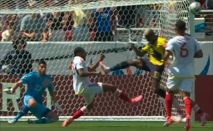 Enner Valencia cometió una brutal entrada que le costó la tarjeta roja en su debut en la Copa América