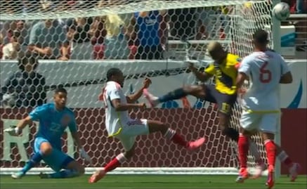 Enner Valencia cometió una brutal entrada que le costó la tarjeta roja en su debut en la Copa América