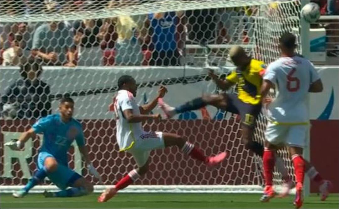 Enner Valencia perdió la cabeza y fue expulsado tras la patada que le dio al venezolano José Martínez. Foto: Especial