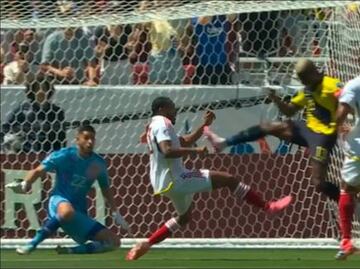 Enner Valencia cometió una brutal entrada que le costó la tarjeta roja en su debut en la Copa América