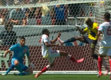 Enner Valencia cometió una brutal entrada que le costó la tarjeta roja en su debut en la Copa América