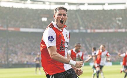 Santi Giménez rompe racha sin gol y anota doblete con el Feyenoord ante el Zwolle